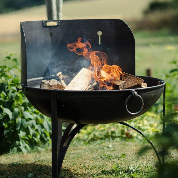 PP - Plain Jane Fire Pit with Wind Shield Lit in Garden - Lifestyle - Firepits UK - WEB 600x600 - Lo Res 59