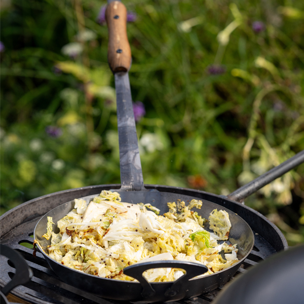 UK Long Handled Skillet 26 with Cabagge on Swing Arm - Firepits UK - Lifestyle - LoRes600x600