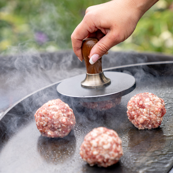 NEW Burger Press in use on SWA - Firepits UK - Lifestyle - LoRes07207600x600