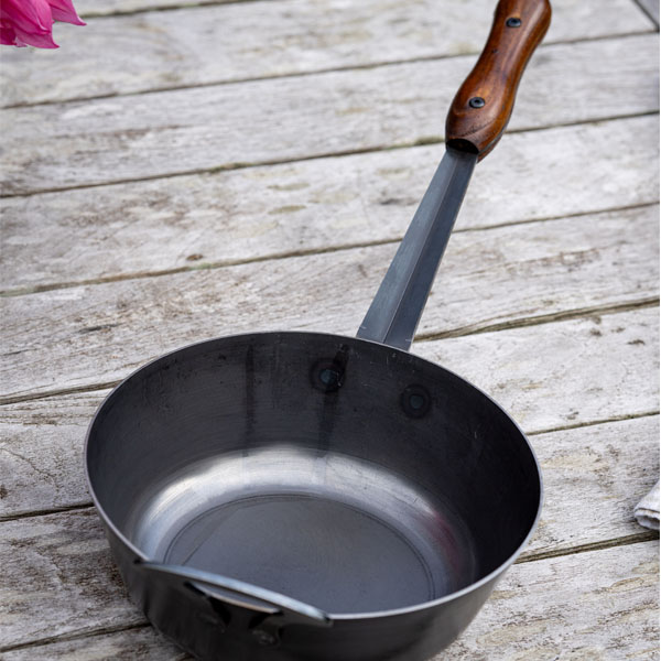UK Long Handled Saucepan on table - Firepits UK - Lifestyle - LoRes600x60007164